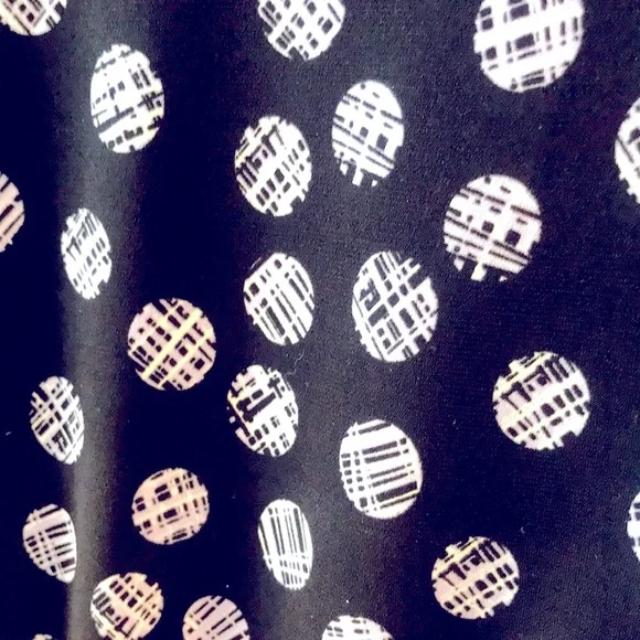 Asymmetrical blouse with black and white circles - Picture 2 of 6